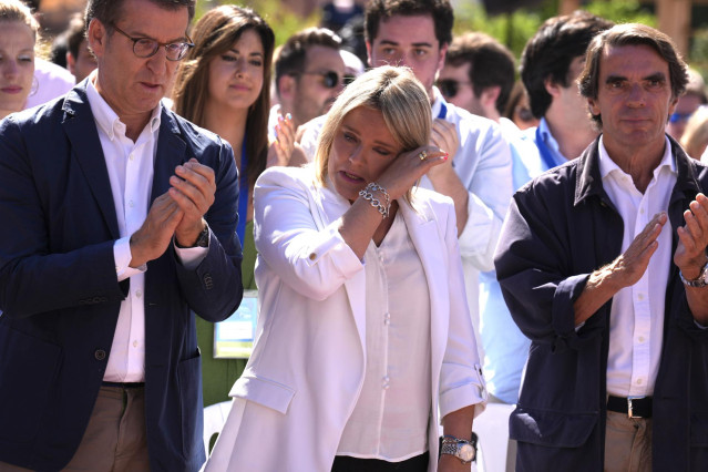 (I-D) El presidente del Partido Popular, Alberto Núñez Feijóo; la hermana del homenajeado, Marimar Blanco, y el expresidente del Gobierno, José María Aznar, durante un homenaje a Miguel Ángel Blanco, a 9 de julio de 2022, en Ermua, Vizcaya, País Vasco (Es