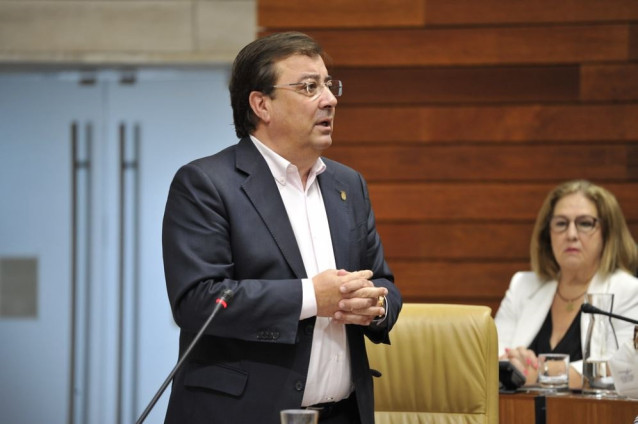 El presidente de la Junta de Extremadura, Guillermo Fernández Vara, en el pleno de la Asamblea