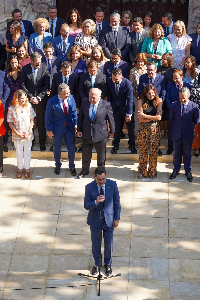 El presidente en funciones de la Junta de Andalucía, Juanma Moreno, atiende a los medios después de la  foto de familia con el grupo parlamentario Popular antes de la sesión constitutiva del Parlamento andaluz de la XII Legislatura en el Parlamento de And