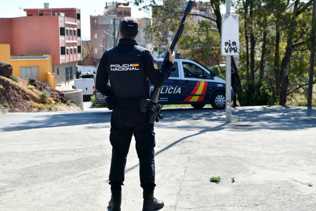 Archivo - Un agente de la Policía Nacional con un arma durante un dispositivo policial en el barrio de El Príncipe de Ceuta, a 6 de mayo de 2022, en Ceuta (España).