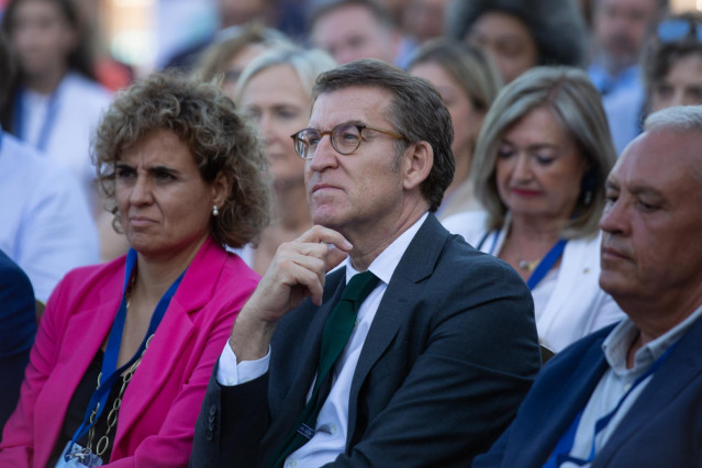 La portavoz del PP en el Parlamento Europeo, Dolors Montserrat y el presidente del PP, Alberto Núñez Feijóo, durante la escuela de verano del PP de Cerdanyola del Vallès, a 1 de julio de 2022, en Cerdanyola del Vallès, Barcelona, Cataluña (España)