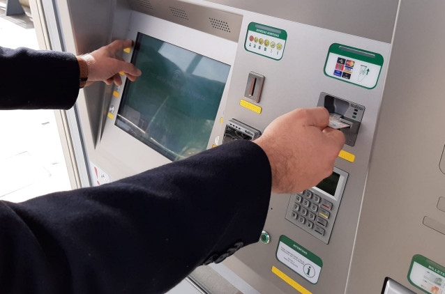 Archivo - Pago con tarjeta bancaria