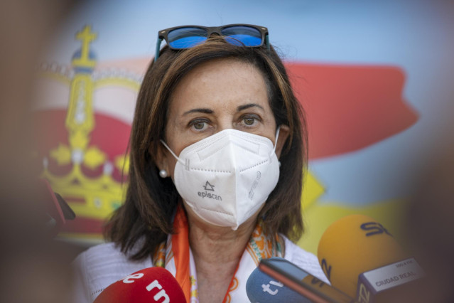 Archivo - La ministra de Defensa, Margarita Robles, habla con los medios tras su visita a la base de helicópteros de Almagro I (BELHA I), en la Base Coronel Sánchez Bilbao, a 10 de junio de 2022, en Almagro, Ciudad Real (España).