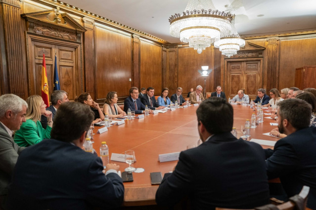 El líder del PP, Alberto Núñez Feijóo, se reúne en el Congreso con casi una veintena de asociaciones de víctimas del terrorismo, el mismo día que se vota en el Pleno del Congreso la Ley de Memoria Democrática. En Madrid, 14 de julio de 2022.