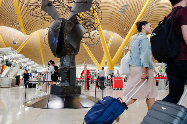 Pasajeros con sus maletas en la Terminal 4 del Aeropuerto Adolfo Suárez Madrid Barajas.