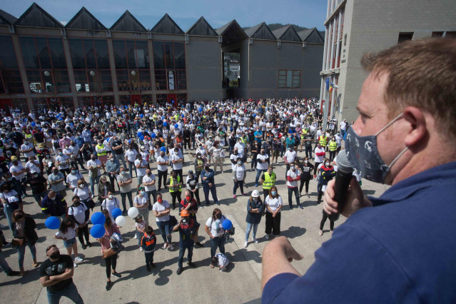 Archivo - El presidente del Comité de Empresa de Alcoa, José Antonio Zan, se dirige a varios sindicalistas y trabajadores durante una concentración que conmemora el año de “lucha” por la planta de aluminio y los puestos de trabajo de Alcoa San Cervo, en l