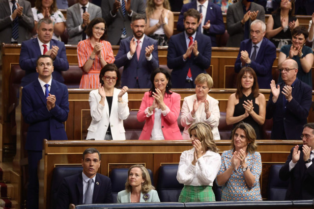 La bancada socialista aplaude al presidente del Gobierno, Pedro Sánchez (i), tras su intervención en la primera jornada de la 26 edición del Debate sobre el Estado de la Nación, en el Congreso de los Diputados, a 12 de julio de 2022, en Madrid (España).