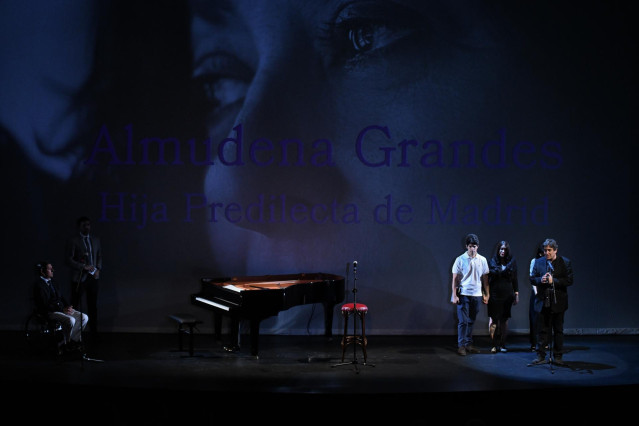 Archivo - El poeta Luis García Montero participa en el acto de entrega del título de Hija Predilecta de Madrid a Almudena Grandes, en el Teatro Español.