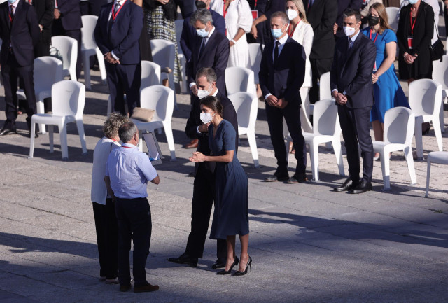 Archivo - Los Reyes, Felipe VI y Letizia, conversan con algunos de los asistentes en el acto de homenaje de Estado a las víctimas de la enfermedad por coronavirus y de reconocimiento al personal sanitario, en el Palacio Real, a 15 de julio de 2021.