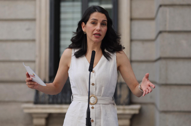 La líder de Cs, Inés Arrimadas, responde a los medios en las inmediaciones de un pleno extraordinario en el Congreso de los Diputados, a 13 de julio de 2022, en Madrid (España).
