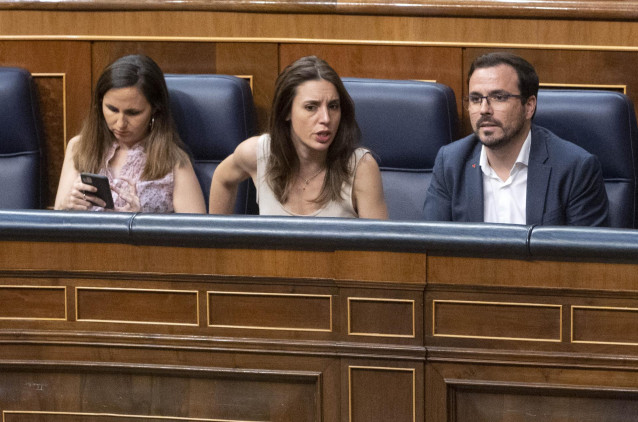 (I-D) La ministra de Derechos Sociales y Agenda 2030, Ione Belarra; la ministra de Igualdad, Irene Montero; y el ministro de Consumo, Alberto Garzón, en una sesión extraordinaria en el Congreso de los Diputados, a 13 de julio de 2022, en Madrid (España).