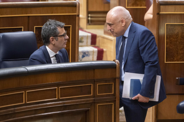 El ministro de la Presidencia, Relaciones con las Cortes y Memoria Democrática, Félix Bolaños, conversa con el diputado por el PSOE, Rafael Simancas, durante una sesión extraordinaria en el Congreso
