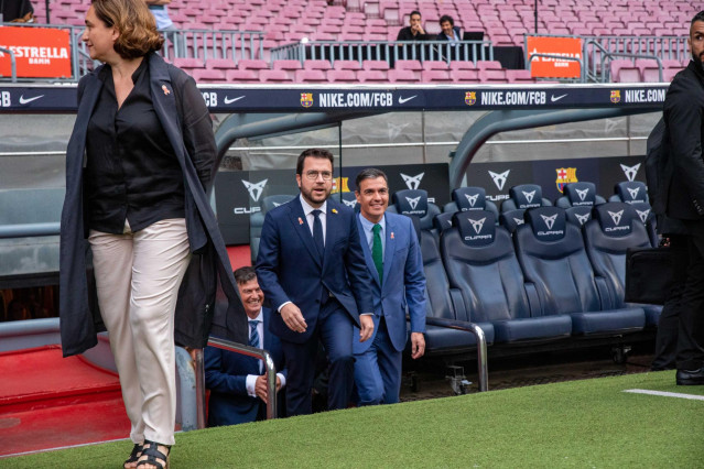(I-D) La alcaldesa de Barcelona, Ada Colau; el presidente de la Generalitat, Pere Aragonès, y el presidente del Gobierno, Pedro Sánchez, a su llegada a la 35ª Cena Anual de Pimec, en el Camp Nou, a 27 de junio de 2022, en Barcelona, Catalunya (España).
