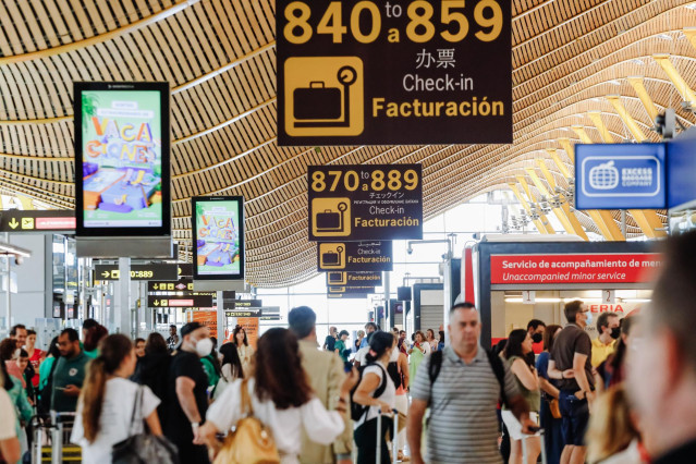 Pasajeros con sus maletas en la Terminal 4 del Aeropuerto Adolfo Suárez Madrid Barajas, a 1 de julio de 2022, en Madrid