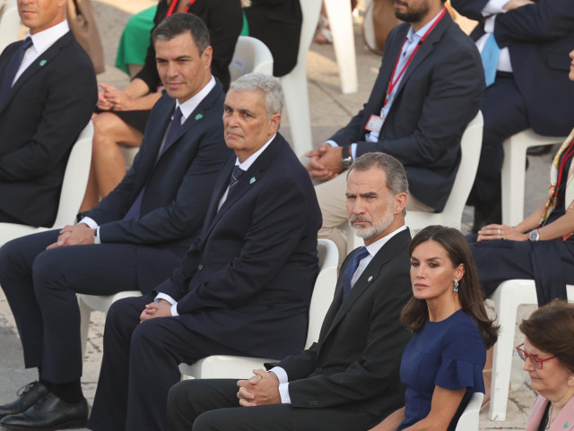 Los Reyes Felipe VI y Letizia entregan una de las Cuatro Grandes Cruces en representación de los profesionales fallecidos, en el segundo homenaje de Estado a las víctimas de la pandemia del coronavirus, en la Plaza de la Armería del Palacio Real, a 15 de