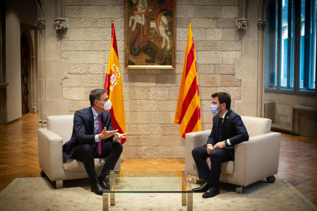 Archivo - El presidente del Gobierno, Pedro Sánchez (i), y el de la Generalitat, Pere Aragonès (d), se reúnen en el Palau de la Generalitat antes de la segunda reunión de la mesa del diálogo entre el Gobierno central y el Govern catalán, a 15 de septiembr