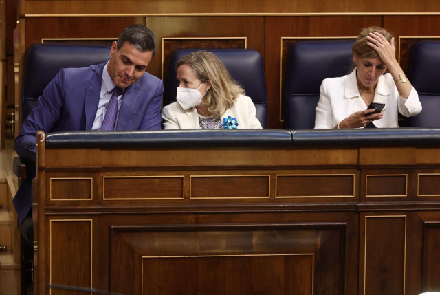 Archivo - (I-D) El presidente del Gobierno, Pedro Sánchez; la vicepresidenta primera y ministra de Asuntos Económicos y Transformación digital, Nadia Calviño; y la vicepresidenta Segunda del Gobierno y Ministra de Trabajo y Economía Social, Yolanda Díaz,