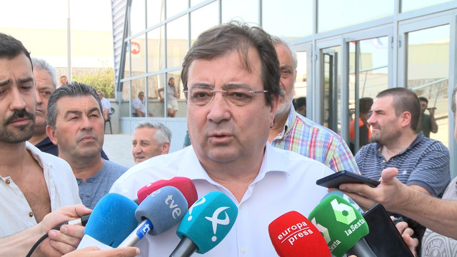 El presidente de la Junta de Extremadura, Guillermo Fernández Vara, atiende a los medios en Almaraz