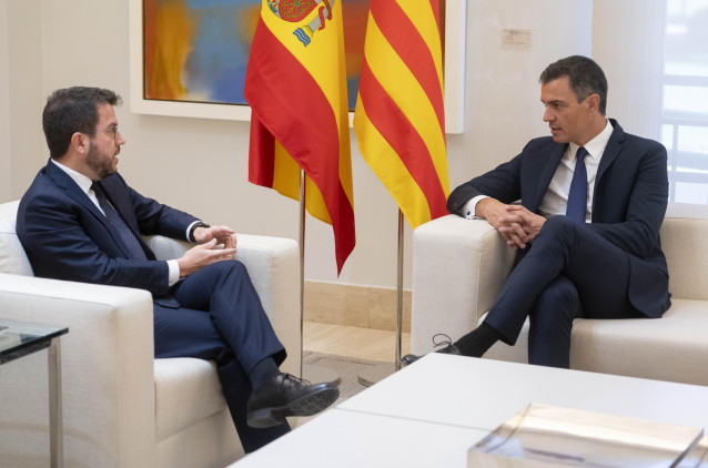 El presidente del Gobierno, Pedro Sánchez (d), y el de la Generalitat, Pere Aragonés, durante una reunión, en La Moncloa, a 15 de julio de 2022, en Madrid (España). Es la primera vez que se reúnen después del choque entre la Generalitat y el Gobierno el p