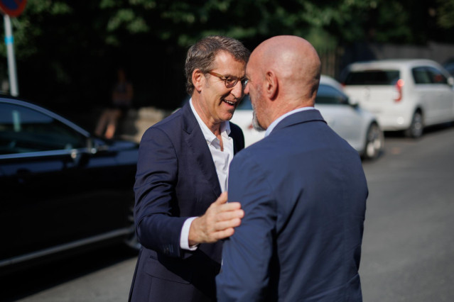El presidente del PP, Alberto Núñez Feijóo (i), y el rector de la Universidad Complutense de Madrid, Joaquín Goyache (d), a su llegada al curso ‘Fortalecer Europa con una alternativa para la mayoría’, a 13 de julio de 2022, en San Lorenzo de El Escorial,