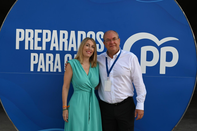 La nueva presidenta del PP de Extremadura María Guardiola, posa con el presidente saliente, José Antonio Monago