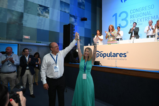 La candidata a presidenta del Partido Popular en Extremadura, María Guardiola, junto con Monago