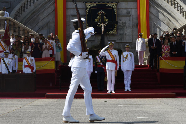 El Rey Felipe VI preside la entrega de Reales Despachos a los nuevos oficiales de la Armada que preside el rey, en la Escuela Naval Militar, a 16 de julio de 2022, en Marín, Pontevedra, Galicia.