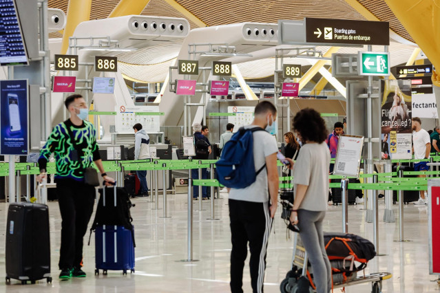 Pasajeros con sus maletas en la Terminal 4 del Aeropuerto Adolfo Suárez Madrid Barajas, a 1 de julio de 2022, en Madrid (España).