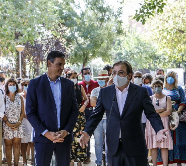 Archivo - El presidente del Gobierno, Pedro Sánchez, y el presidente de la Junta, Guillermo Fernández Vara, en una foto de archivo