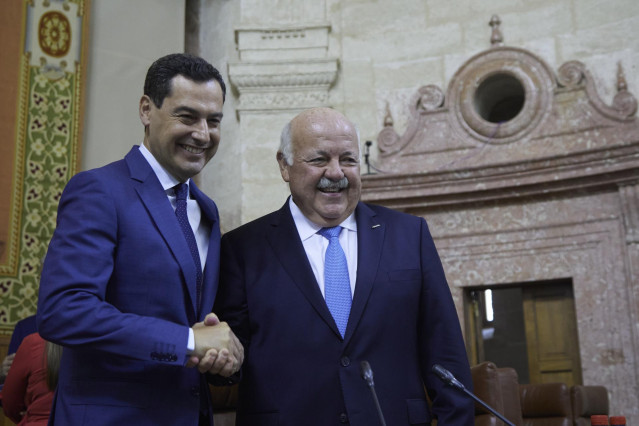 El presidente en funciones de la Junta de Andalucía, Juanma Moreno, (i) saluda al nuevo presidente del Parlamento de Andalucía, Jesús Aguirre, (d) durante la sesión constitutiva del Parlamento andaluz de la XII Legislatura (Foto de archivo).