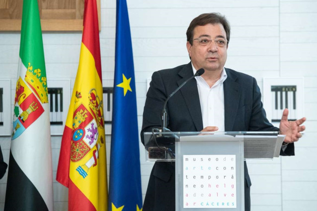 Archivo - El presidente de la Junta, Guillermo Fernández Vara, en la entrega de la primera edición de 