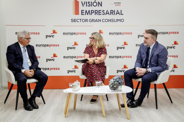 (I-D) El director general de AECOC, José María Bonmatí; la periodista Sonia Esteban, y el socio responsable del Sector Retail en PwC España, Roberto Fernández, durante el encuentro digital ‘Visión Empresarial. Sector Gran Consumo’.
