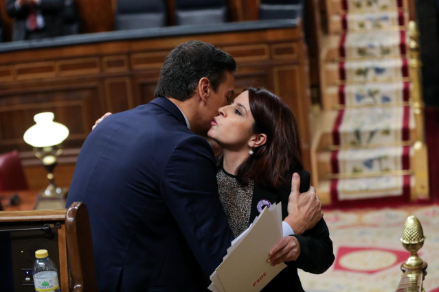 Archivo - El presidente del Gobierno en funciones, Pedro Sánchez y la portavoz del PSOE en el Congreso, Adriana Lastra, se dan un beso tras la intervención de Lastra en la segunda sesión del debate de investidura del candidato socialista a la Presidencia