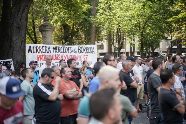 Multitud de personas participan en la novena jornada de huelga de los trabajadores de Mercedes-Benz Vitoria, a 15 de julio de 2022, en Vitoria, Álava, Euskadi (España).