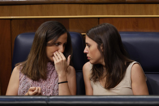 La ministra de Derechos Sociales y Agenda 2030, Ione Belarra (i), y la ministra de Igualdad, Irene Montero, en un pleno extraordinario en el Congreso de los Diputados, a 13 de julio de 2022, en Madrid (España).