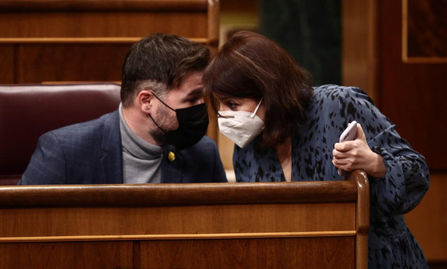 Archivo - El portavoz de Esquerra Republicana en el Congreso, Gabriel Rufián, conversa con la ex portavoz parlamentaria del PSOE Adriana Lastra.