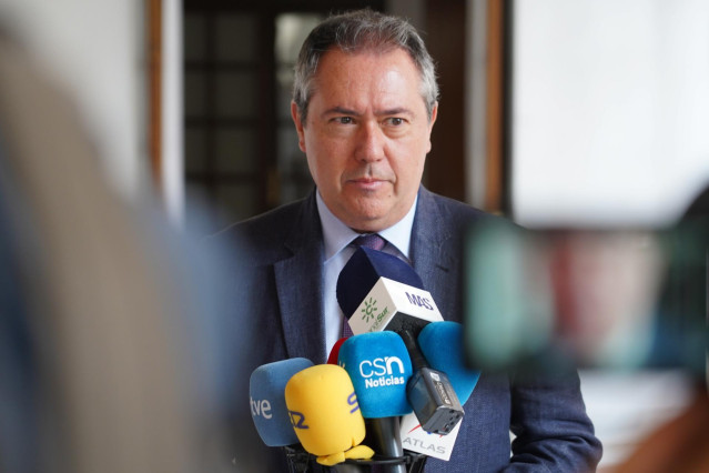 El secretario general del PSOE-A, Juan Espadas. en declaraciones a la prensa en el inicio de  la ronda de consultas con los grupos parlamentarios previa a proponer un candidato a la sesión de investidura del presidente de la Junta a 18 de julio del 2022 e