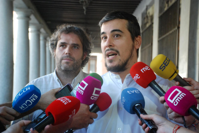 El responsable del Área de Política Municipal de Izquierda Unida Castilla-La Mancha, Jacobo Medianero, junto al responsable regional de Podemos Castilla-La Mancha, José Luis García Gascón.