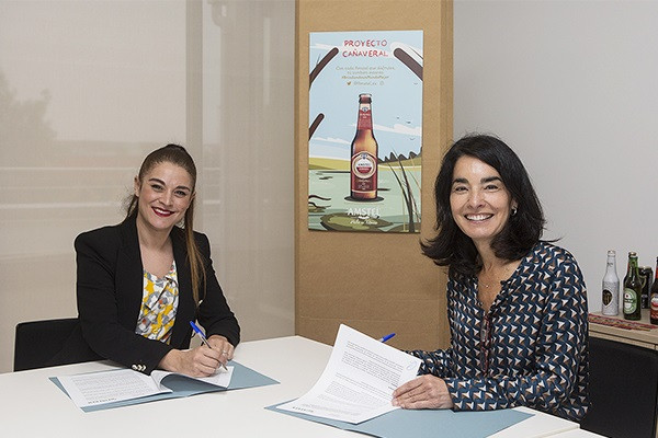 Archivo - A la izquierda, la consellera de Agricultura, Desarrollo Rural, Emergencia Climática y Transición Ecológica, Mireia Mollà. A la derecha, la directora de Relaciones Corporativas y Sostenibilidad de HEINEKEN España, Carmen Ponce