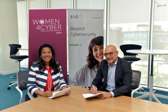 Archivo - La presidenta de Women4Cyber Spain, Eduvigis Ortiz,  y el consejero delegado de SIA, Roberto Espina, firman un convenio de colaboración.