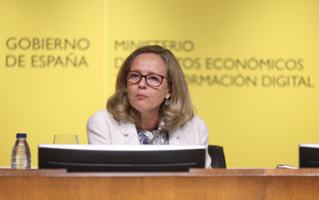 La vicepresidenta primera y ministra de Asuntos Económicos y Transformación Digital, Nadia Calviño, responde a los medios tras la cuarta reunión de la Conferencia Sectorial para la Mejora Regulatoria y el Clima de Negocios en la sede ministerial, a 18 de