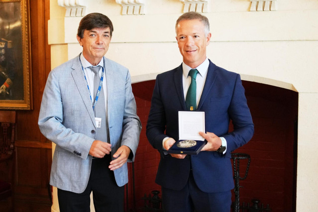 El rector de la UIMP, Carlos Andradas, y el presidente del Senado, Ander Gil, tras recibir la medalla conmemorativa del 90 aniversario de la Universidad
