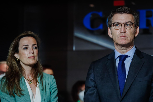 Archivo - La vicesecretaria de Políticas Sociales, Carmen Navarro, y el presidente del Partido Popular, Alberto Núñez Feijóo, tras el encuentro con miembros de la Comisión Permanente del Comité Español de Representantes de Personas con Discapacidad (CERMI