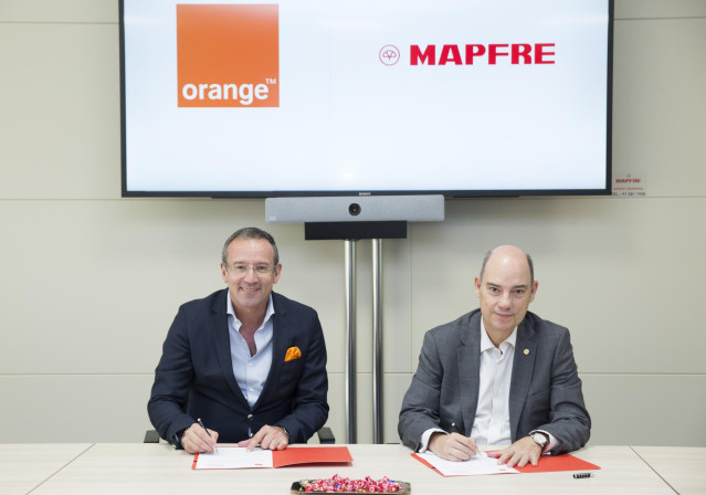 El consejero delegado de Orange España, Jean François Fallacher, y el vicepresidente de Mapfre y consejero delegado de la firma en Iberia, José Manuel Inchausti, en la sede de la aseguradora en Majadahonda (Madrid).