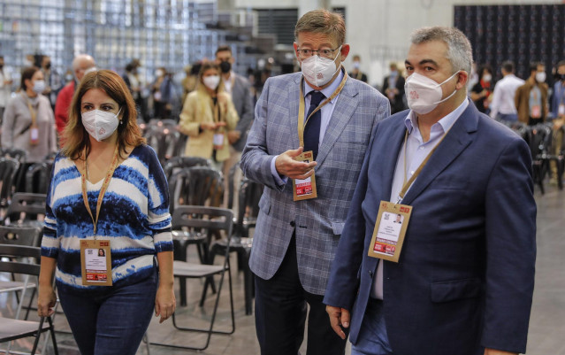 Archivo - (I-D) La vicesecretaria general del PSOE, Adriana Lastra; el presidente de la Comunidad Valenciana, Ximo Puig, y el secretario de organización del PSOE, Santos Cerdán, en una visita a las instalaciones del 40 Congreso Federal del PSOE