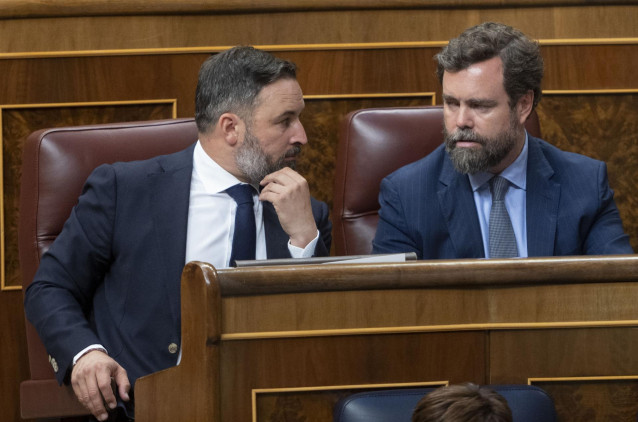 El líder de Vox, Santiago Abascal (i), y el portavoz de Vox en el Congreso, Iván Espinosa de los Montero