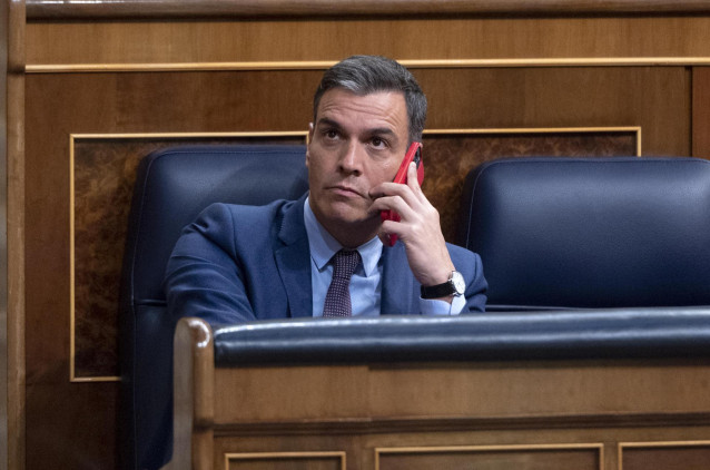 El presidente del Gobierno, Pedro Sánchez, habla por el teléfono, en una sesión extraordinaria en el Congreso de los Diputados, a 13 de julio de 2022, en Madrid (España). Esta sesión tiene lugar tras el Debate del Estado de la Nación siete años después de