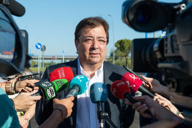 El presidente de la Junta, Guillermo Fernández Vara, atiende a los medios en Mérida