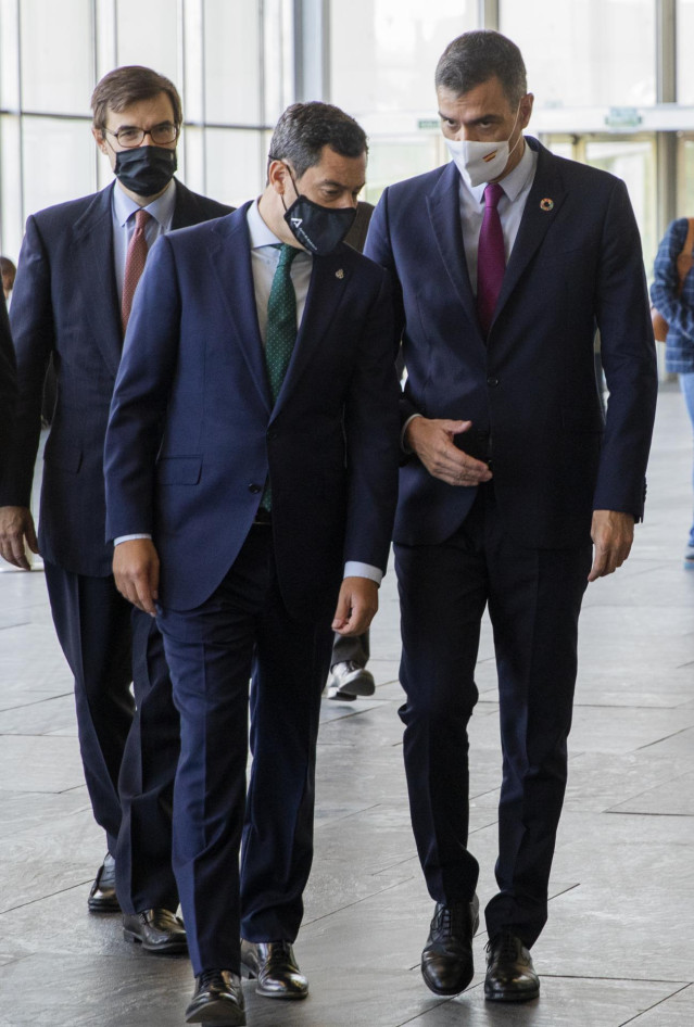Archivo - Juanma Moreno (i.) y Pedro Sánchez (d.), en una fotografía de archivo
