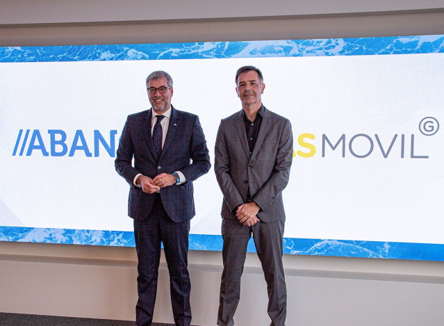 El director general de medios de pago y consumo de Abanca, Jorge Martínez, y el director de empresas del Grupo MasMovil, Isidro Fernández de la Calle, durante un acuerdo para facilitar la obtención del bono digital a los clientes de Abanca.